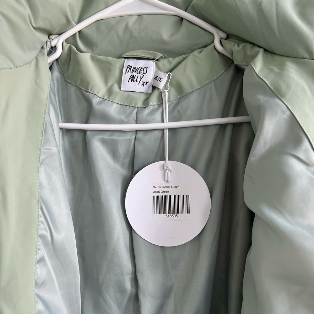 NWT Cropped Puffer - Picture 4 of 6